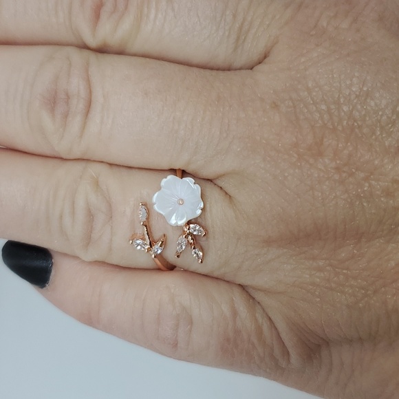 Shell flower ring - Picture 1 of 3